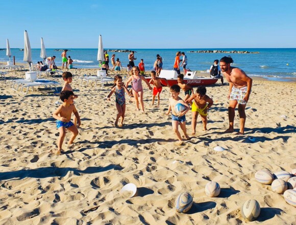 In spiaggia con la palla ovale